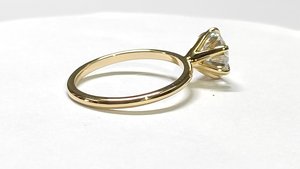 Anillo de Oro de 14K con 2.750 Gramos de Peso de Oro y Diamante Redondo Cultivado en Laboratorio de 1.25 Quilates E-VS1, Corte Redondo con Diamantes Laterales, Joyería para Mujer - Product Image 6