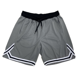 Shorts de basketball décontractés pour hommes, vert, 100 % polyester, séchage rapide, avec cordon de serrage à la taille et design à rayures latérales - Product Image 4