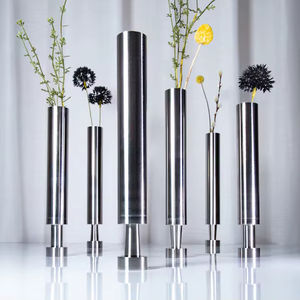 Florero Metálico Premium con Construcción Duradera y Acabado Elegante para una Decoración Floral Interior con Estilo - Product Image 1