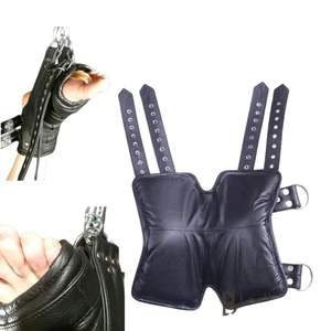 Ensemble de menottes et de bracelets de cheville en cuir de vachette avec connecteur croisé - Product Image 4