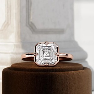 Bague de fiançailles élégante en or jaune 18 carats avec diamant de laboratoire taille Asscher et ensemble boussole, certifiée IGI, tendance et moderne pour femme - Product Image 2