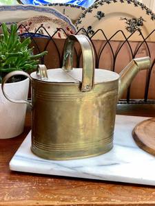 Maceta de metal con acabado dorado vintage, ideal para plantar hierbas de cocina y regar plantas de jardín, flores y hierbas, procedente de la India. - Product Image 3