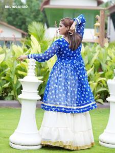 Conjunto de lehenga acampanada con estampado y patchwork, y kurti con abertura frontal, estilo Rangoli Crush con encaje Lampi, ideal para festivales. Exportador indio. - Product Image 4