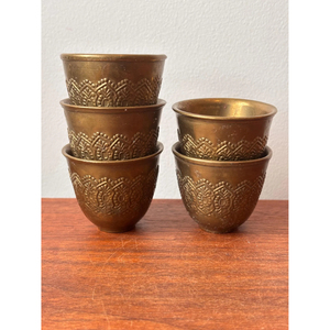 Ensemble élégant de tasses et soucoupes en métal avec plateau – Vaisselle durable, de qualité alimentaire et finition haut de gamme pour servir le thé et le café avec style - Product Image 4