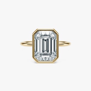 Anillo de Compromiso de Oro de 14K con Diamante de Laboratorio de Corte Esmeralda de 4.5 Quilates - Product Image 2