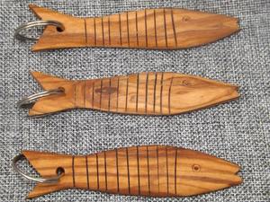 Peces de madera móviles en llavero - Product Image 2