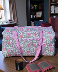 Sac de voyage à imprimé floral, motif tulipes roses et blanches, sac de week-end grande capacité, fermeture éclair, matériau textile - Product Image 2