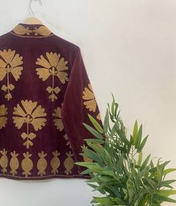 Chaqueta de terciopelo bordada Suzani color granate de lujo para mujer |   Abrigo Étnico Acolchado de Invierno. - Product Image 5