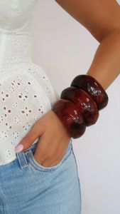 Ensemble de bracelets en résine faits à la main pour femmes, bracelets colorés modernes et tendance, accessoires de bijoux uniques pour un style décontracté - Product Image 4