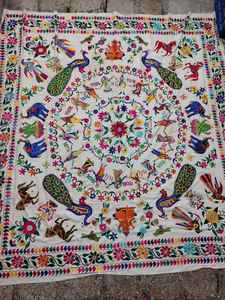 Tapisserie murale ou nappe en coton brodé gujarati vintage faite à la main, tissu vintage à suspendre au mur - Product Image 1