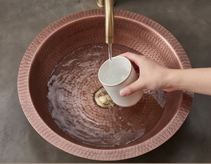 Évier de cuisine rond en cuivre fait main, simple bac, finition mate, design rustique, installation sur plan. - Product Image 6