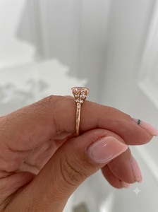 Bague classique en diamant rose clair taille ovale avec pierres latérales blanches, plaqué or rose 14 carats - Cadeau d'anniversaire et de mariage - Product Image 2