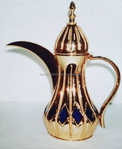 DESIGN ÉLÉGANT GRAVÉ OR DALLAH CAFÉ FABRICANT DE L'INDE DALLAH ARABE EID DÉCOR RAMADAN BOISSONS FABRICANT - Product Image 1