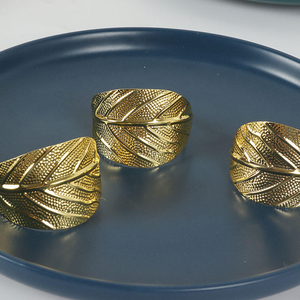 Elegantes Anillos para Servilletas con Diseño de Hoja de Arce Dorada para Decoración de Mesas de Hotel - Product Image 4