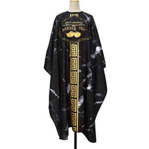 Capa de Peluquería Profesional con Estampado de Barba, de Poliéster Resistente al Agua, para Uso en Salón y Barbería, con Cierre Ajustable en el Cuello con Gancho y Botón - Product Image 1