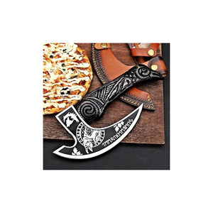 Coupe-pizza style Viking personnalisé avec lame incurvée en acier inoxydable gravée, manche en bois orné et étui en cuir - Product Image 4