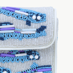 Bolso de hombro con cuentas y diseño de patrón de peces, bolso de playa bohemio para mujer, cierre de solapa con una sola correa - Product Image 5