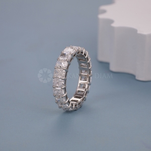 Bague d'éternité en or blanc au design tendance, sertie de diamants de laboratoire taille radiant, design classique pour femme, provenant d'un fournisseur indien - Product Image 2