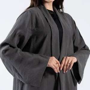 Abaya moderne pour femmes avec détail boutonné sur le devant et coupe fluide confortable, abaya de haute qualité pour femmes - Product Image 4