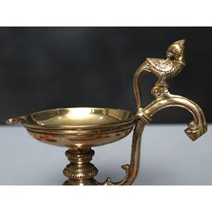 Lampes et accessoires à huile Diya à poignée de perroquet en laiton de 6 pouces fabriqués à la main en Inde - Product Image 2