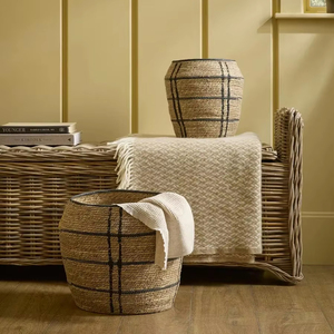 Juego de 2 cestas redondas de mimbre marino con rayas negras irregulares. Cesta de almacenamiento hecha a mano. Venta al por mayor. Ecológico. Hecho en Vietnam. - Product Image 1