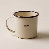 Mug de camping en émail incassable haute performance, avec corps blanc cassé et motif subtil de table de pique-nique