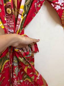Al por mayor: Bata Kimono de Algodón Floral Rojo para Mujer, Transpirable, Cuello en V, Cierre con Cordón, Largo hasta el Tobillo, Ligera, Hecha a Mano, OEM - Product Image 4