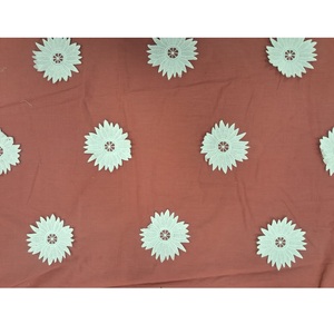 Tissu en coton tissé corail rose de qualité supérieure avec appliqué/tissu 3D respirant et léger pour la confection de robes pour femmes et filles - Product Image 1