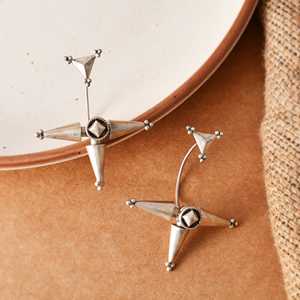 ต่างหูแฟชั่นสไตล์ชนเผ่าสีเงินออกซิไดซ์สำหรับผู้หญิงจากมีรา ชัยปุระ - Product Image 2