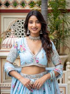 Ensemble indien pakistanais bleu floral, col en V, brodé, comprenant un lehenga, une blouse et un dupatta, taille princesse, manches trois quarts, pour mariée - Product Image 4