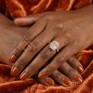 Bague élégante en or rose avec moissanite taille émeraude, unique, trois pierres, demi-lune, pour anniversaire, bijoux fins de haute qualité - Product Image 4