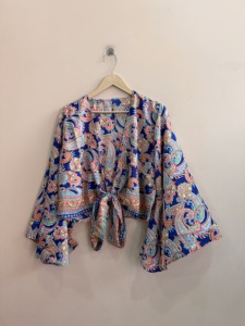 Lote al por mayor de blusas de seda vintage indias para mujer, con mangas acampanadas, estampado floral con lazo frontal, transpirables, de punto, estilo casual. - Product Image 2