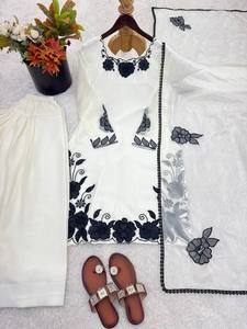 Elegante Set Kurti Bianco in Seta <span class=keywords><strong>Fendi</strong></span> Ricamata con <span class=keywords><strong>Pantaloni</strong></span> Farshi e Dupatta - Product Image 5