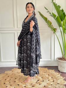 Ensemble trois pièces haut de gamme pour femme en pur coton imprimé, tissu Chanderi, moderne et élégant, idéal pour les fêtes estivales et la protection solaire - Product Image 3