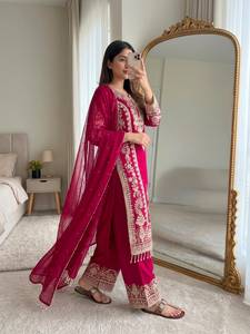 Ensemble prêt-à-porter entièrement cousu avec haut en faux georgette brodé de sequins, pantalon palazzo et dupatta. - Product Image 2
