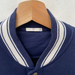 Chaqueta Varsity Fire Athlete Industry para Hombre, Color Azul Marino y Gris, con Logotipo Bordado en la Manga, Estilo Preppy, para Otoño - Product Image 4