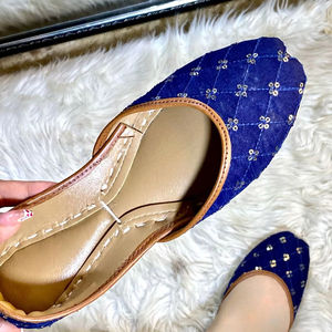 Sandalias Khussa Tradicionales Hechas a Mano de la Mejor Calidad para Mujer, Color Azul, Elegantes, para Bodas al Aire Libre, Sandalias Punjabi Jutti, Multani Khussa - Product Image 1