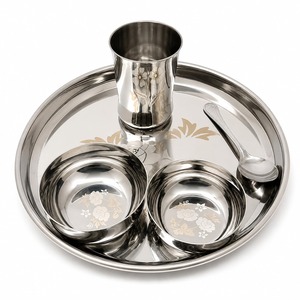 Ensemble de thali en acier inoxydable de qualité supérieure avec design floral gravé, assiette à dîner, bols, verre et cuillère pour usage domestique et mariage. - Product Image 4