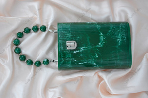 กระเป๋าคลัทช์เรซิ่นสีเขียวทำมือจากอินเดียสำหรับผู้หญิง กระเป๋าถือทรงกล่องประดับลูกปัด ดีไซน์หรูหราสำหรับงานเลี้ยงตอนเย็น ของขวัญสุดพิเศษ - Product Image 2