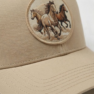 Gorra Trucker Unisex con Parche Bordado de Caballo, Gorra de Béisbol Ajustable de Malla, Diseño Casual de Seis Paneles, Color Beige - Product Image 4