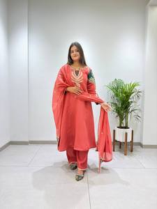 Ensemble de robe traditionnelle indienne et pakistanaise pour femmes en coton brodé corail, coupe ample, longueur cheville, tenue décontractée - Product Image 3