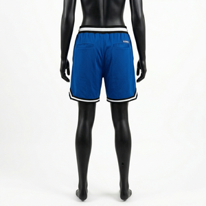 Shorts de basket-ball pour femmes de qualité supérieure, 220 GSM, maille polyester douce et respirante, bleu avec empiècements latéraux noirs, logo personnalisé, shorts pour femmes - Product Image 2