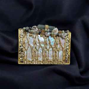 Bolso de mano moderno hecho a mano con piedra natural ecológica y nácar, accesorio de noche elegante y único. - Product Image 1