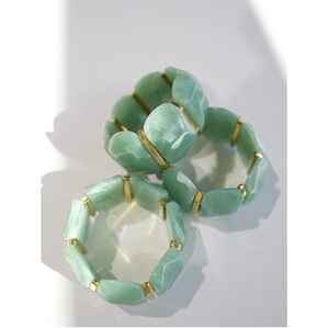 Bracelet en résine haut de gamme fait main avec finition artistique moderne, accessoire élégant pour le poignet, pour les consommateurs soucieux des tendances - Product Image 1