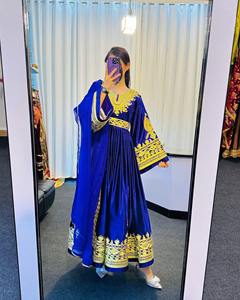 ชุดเดรสยาวแบบอัฟกันสีครีมหรูหราพร้อมเสื้อปักลายผ้าไหมสีเหลืองสดใส จับคู่กับเสื้อกั๊กกำมะหยี่สีน้ำเงินเข้มลายชนเผ่า - Product Image 5