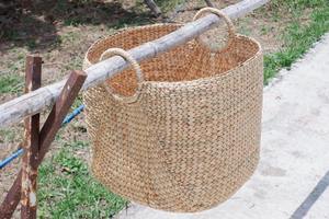 Cesta de lavandería de jacinto de agua tejida a mano con asas, cesta de almacenamiento hecha a mano, venta al por mayor, ecológica, hecha en Vietnam - Product Image 2