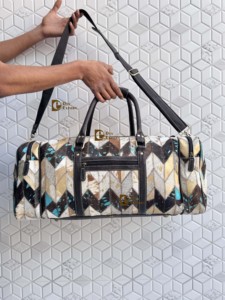 กระเป๋าเดินทางหนังเมทัลลิกขนเฟอร์รุ่นล่าสุดปี 2026 กระเป๋าดีไซน์เนอร์ทำมือสุดพิเศษ กระเป๋าเดินทางสำหรับทุกเพศ ใช้งานได้หลากหลาย กระเป๋าเดินทางขนาดใหญ่ - Product Image 5