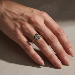 Anillo de compromiso chapado en oro amarillo y blanco con moissanita verde de 3.5 quilates y corte radiante, de plata 925, el más vendido, para mujer, en oferta. - Product Image 3