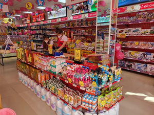 Exhibidores Metálicos Perforados Modernos para Comercios, Resistentes, con Base para Piso, 3 Estantes, Altura Ajustable, Servicio OEM Disponible en Vietnam - Product Image 5