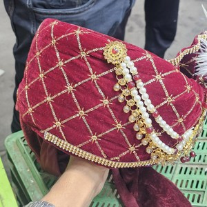 ผ้าโพกหัวเจ้าบ่าวกำมะหยี่สีแดงเลือดหมูสุดหรู พร้อมงานปักดิ้นทองแบบซาร์ดอซี สำหรับงานแต่งงานแบบอินเดียดั้งเดิม สไตล์มหาราชา ซาฟาสำหรับเจ้าบ่าว - Product Image 4
